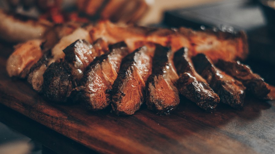 Barbekü ızgarada etler